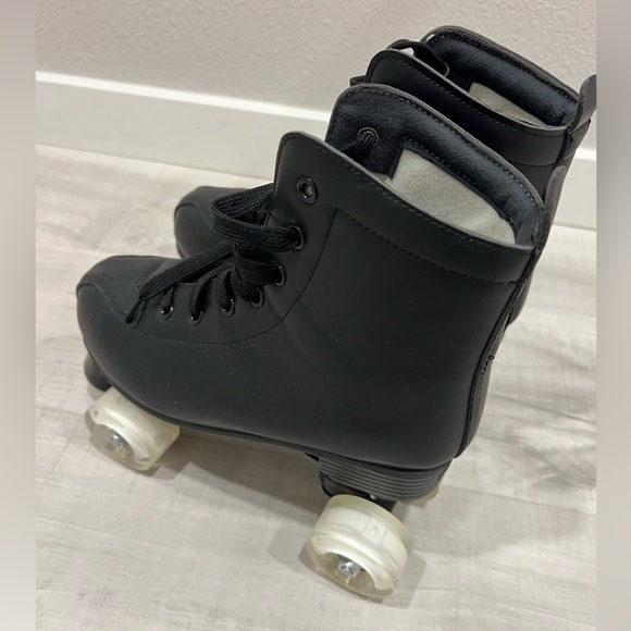 Women’s Light-Up Rollerskates - Picture 3 of 4
